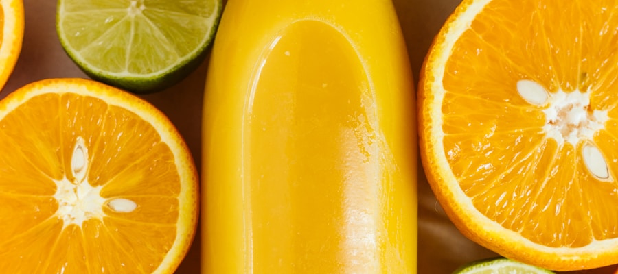 Glass of fresh orange juice next to whole oranges as a safe citrus alternative